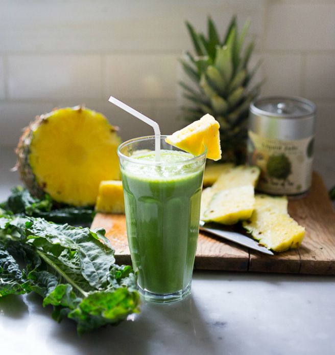 Matcha Smoothie with pineapple, kale and coconut
