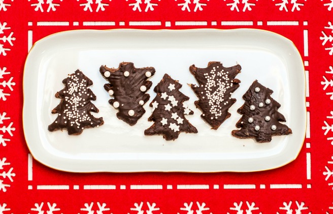 There is no Christmas without a tin of homemade gingerbread Christmas cookies somewhere in sight in my humble opinion. These gingerbread cookies are easy to make and will make a perfect canvas for kid friendly kitchen crafts if you decide to let them decorate the final product.