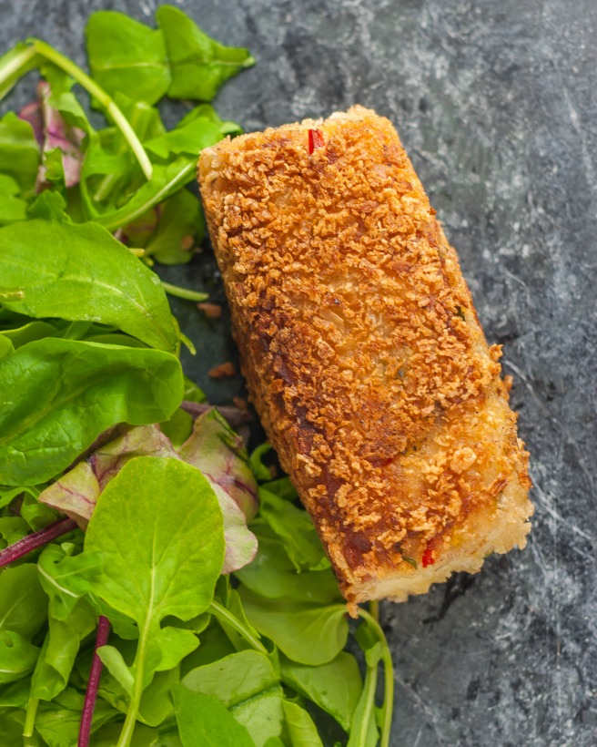 Who doesn’t love cheese? Everything is better with cheese, am I right? Well, if you think so this cheese stuffed potato fritters will be perfect for you. Super tasty, extremely crunchy on the outside, soft inside with a chunk of melted cheesy goodness…. perfection for any cheese lover!