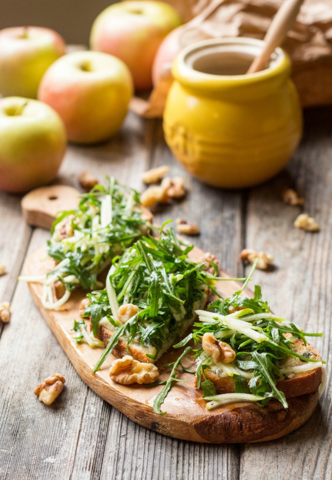 blue-cheese-tartines-with-apples-arugula-walnuts
